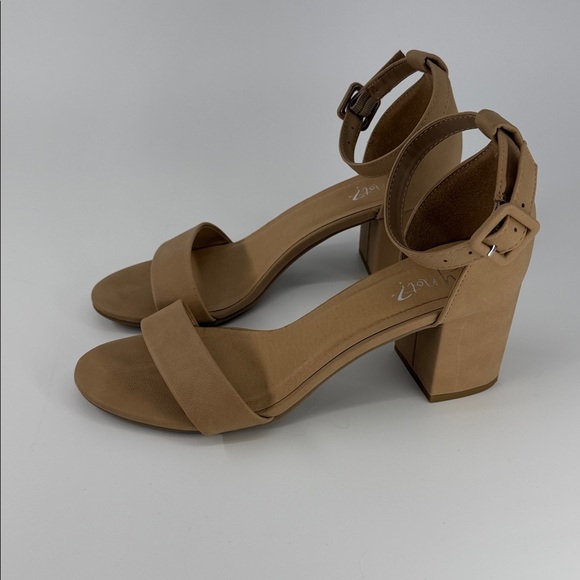 Y Not Size 9 Nude One-Strap Buckle Block Heel Sandals with Rounded Toe - Picture 3 of 9